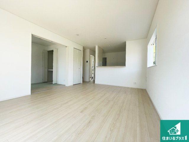 赤穂市北野中　第4-2期　新築一戸建ての居間・リビング|シンプルなリビングは、観葉植物等のインテリアを楽しめますね！パパ好みにも、ママ好みにも家具次第で雰囲気を変えることができます！