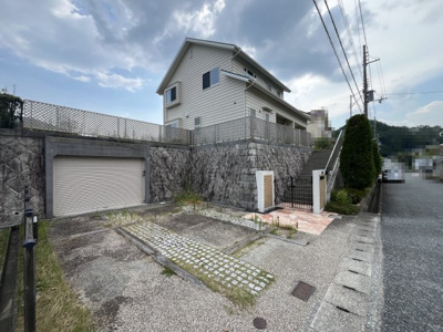 【駐車場】 | 柏尾台　中古戸建 | 車庫＋カースペース2台分ございます。
