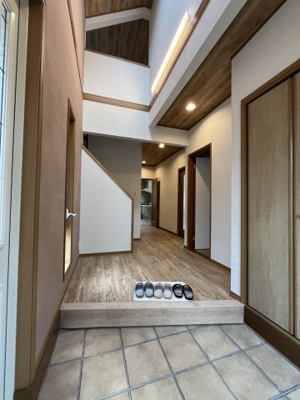 【玄関】 | 柏尾台　中古戸建 | 玄関上部吹抜けで明るく開放感があります。