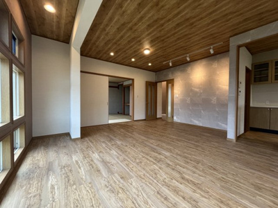 【居間・リビング】 | 柏尾台　中古戸建 | 照明なども設置されております。
