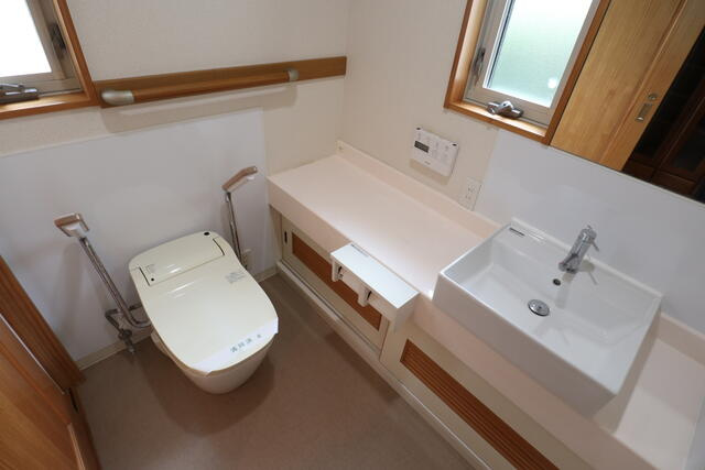 香南市野市町大谷　中古戸建てのトイレ|車イスにも対応できる広さのトイレです。