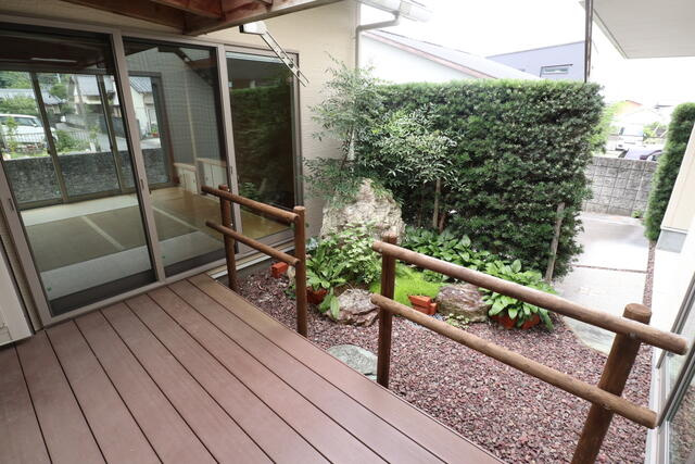 香南市野市町大谷　中古戸建ての設備|和室からリビングと繋ぐウッドデッキ＆中庭