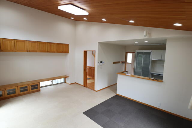 香南市野市町大谷　中古戸建ての居間・リビング
