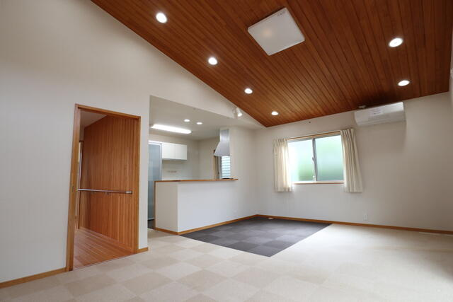 香南市野市町大谷　中古戸建ての居間・リビング