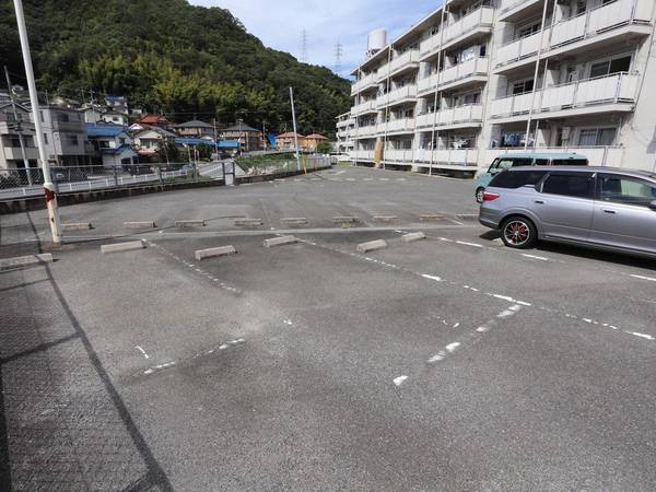 ビレッジハウス畑賀2号棟の駐車場|車をお持ちの方に嬉しい駐車場付きの物件です