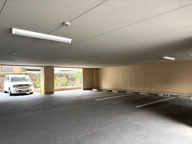 メイツ半田の駐車場