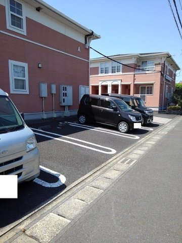 プラシード・カーサ　Ａの駐車場|車をお持ちの方に嬉しい駐車場付きの物件です