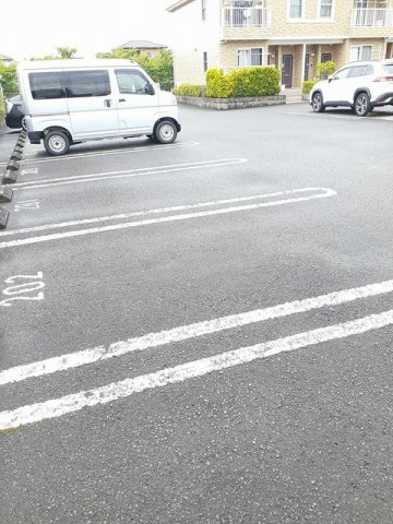 ヴィラ　ルミエ－ルＢの駐車場|駐車場に車を止められます