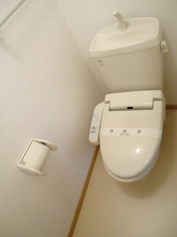 ヴィラ　ルミエ－ルＢのトイレ|ゆったりとした空間のトイレです