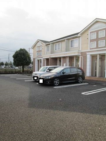 ロング　シーダー　Ｄの駐車場|駐車場があるので、車を買う予定の方も安心です