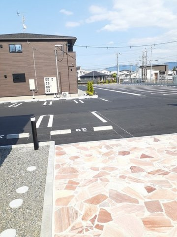 グランブルー　Ｄの駐車場|車をお持ちの方に嬉しい駐車場付きの物件です
