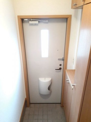 ヴィラエミネンス　Ｃの玄関|明るい玄関です