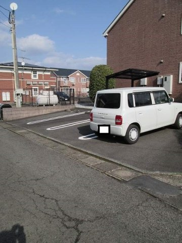 ヴィラエミネンス　Ｃの駐車場|車をお持ちの方に嬉しい駐車場付きの物件です