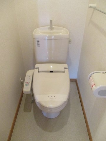 クレメントガーデンハウス　Ａ棟のトイレ|ゆったりとした空間のトイレです