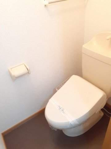 ヴィラエミネンス　Ｃのトイレ|落ち着いた色調のトイレです