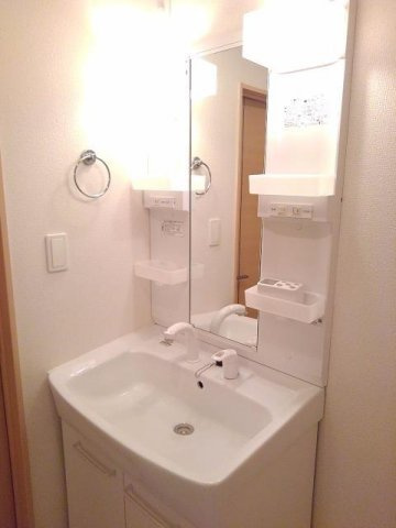 ハッピーメゾン　Ⅱの洗面所|忙しい朝には欠かせない洗面所です