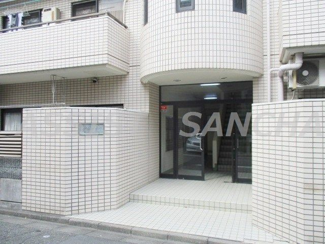 アルカディア駒沢のエントランス