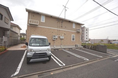 【駐車場】 | ブライト　ヒル | 駐車場があるので、車を買う予定の方も安心です