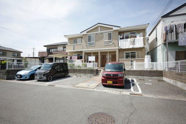プレシャス・コートの駐車場