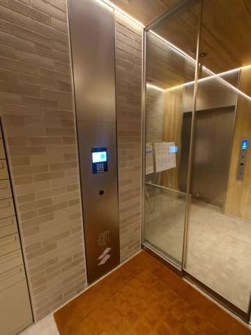 プライムメゾン入谷の玄関