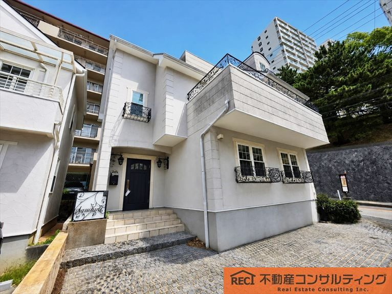 神戸市灘区六甲台町　中古戸建の玄関