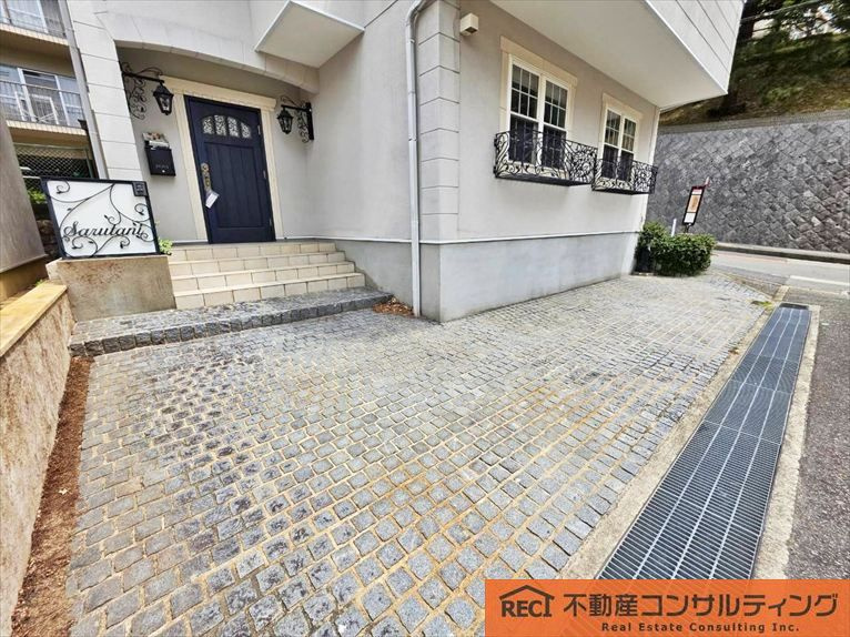 神戸市灘区六甲台町　中古戸建の駐車場