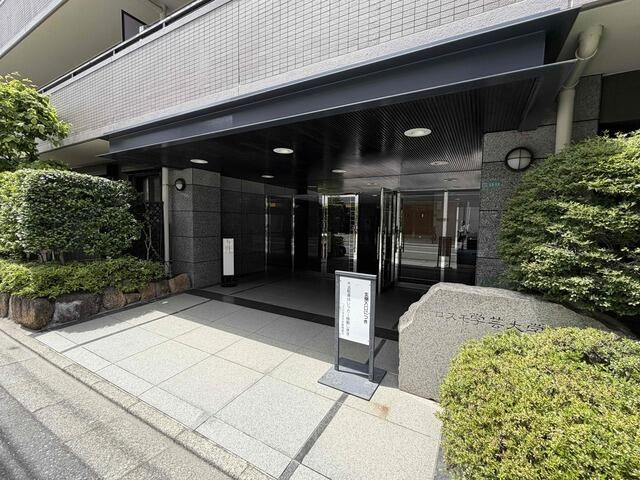 コスモ学芸大学のエントランス