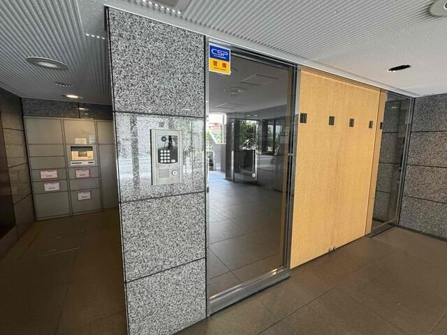 コスモ学芸大学のエントランス