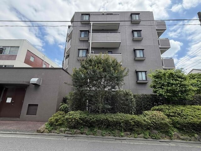 コスモ学芸大学の外観