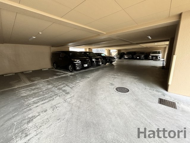 シャトレ千里の駐車場