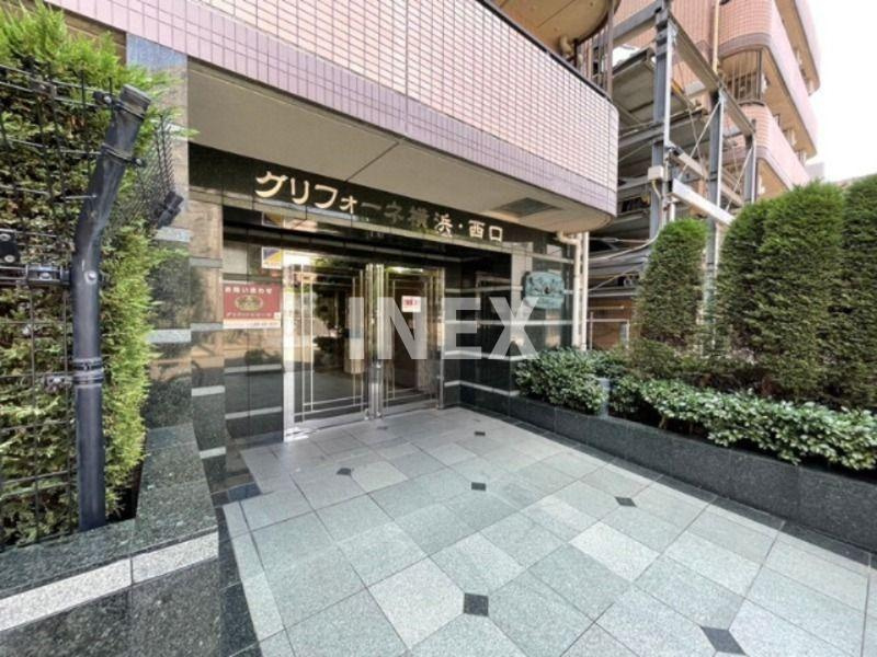 グリフォーネ横浜・西口のエントランス