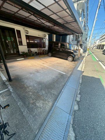 スペーシャス多田の駐車場