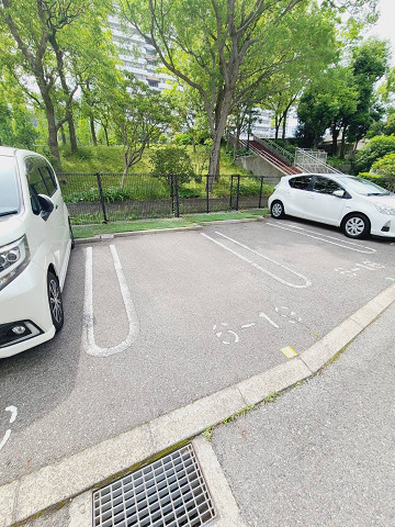 UR武庫川 6号棟の駐車場