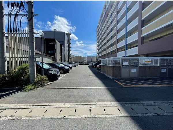 アジリア博多イーストの駐車場
