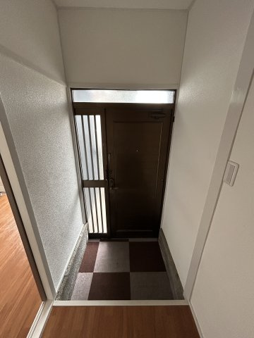 東難波町５丁目テラスハウスの玄関