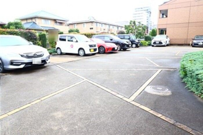 ラフィネおおたかの森の駐車場