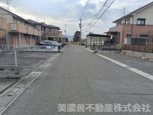 ６７３０２　大垣市新長松2丁目中古戸建ての前面道路含む現地写真