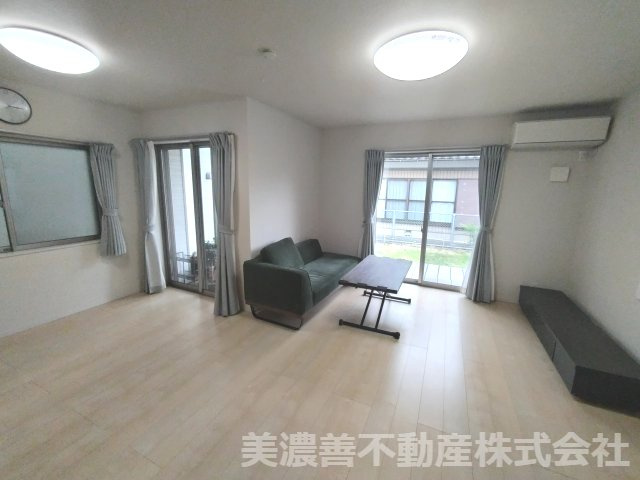 ６７３０２　大垣市新長松2丁目中古戸建ての居間・リビング