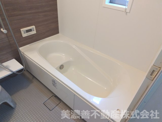 ６７３０２　大垣市新長松2丁目中古戸建ての浴室