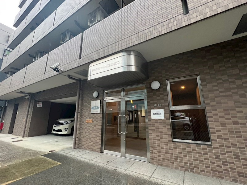 アーバンパレス九条のエントランス