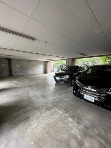 多摩市鶴牧１丁目の賃貸マンションの駐車場