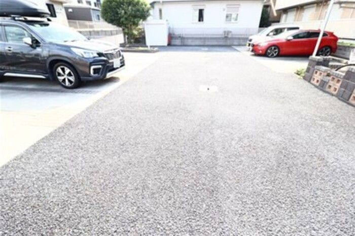ラヴィエールの駐車場