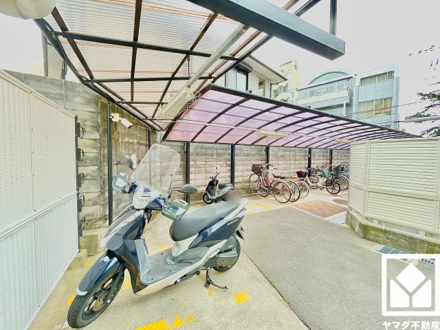 甲東園パークマンションの駐輪場|屋根付きの駐輪場・バイク置場を設置。雨や風、直射日光からお乗り物を守ることができます。