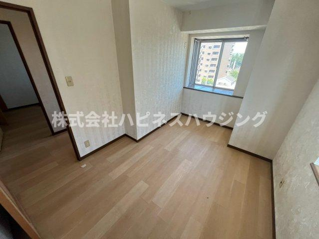 INSURANCE(インシュランス)BLDG.(ビルディング)ⅩⅢ(サーティーン)河原塚の洋室|角の洋室5帖※エアコン付けられません