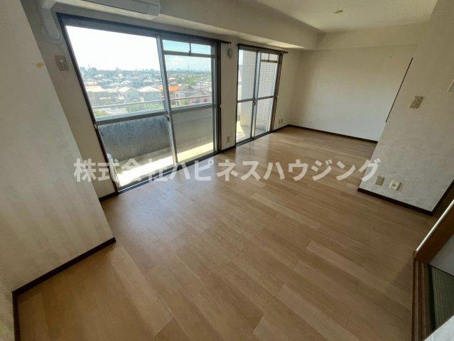 INSURANCE(インシュランス)BLDG.(ビルディング)ⅩⅢ(サーティーン)河原塚の居間・リビング