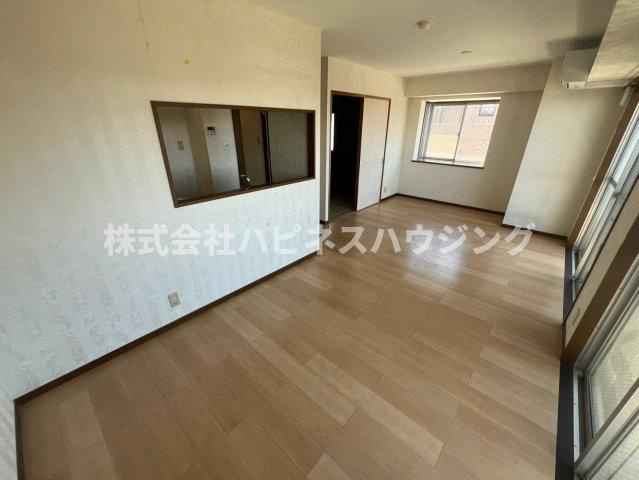 INSURANCE(インシュランス)BLDG.(ビルディング)ⅩⅢ(サーティーン)河原塚の居間・リビング