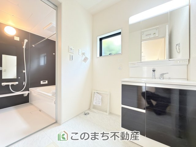 LiveleGarden.S宇都宮市鶴田町第24の洗面所|シャンプードレッサーで朝の身支度♪伸びるホースでお掃除も簡単清潔です！