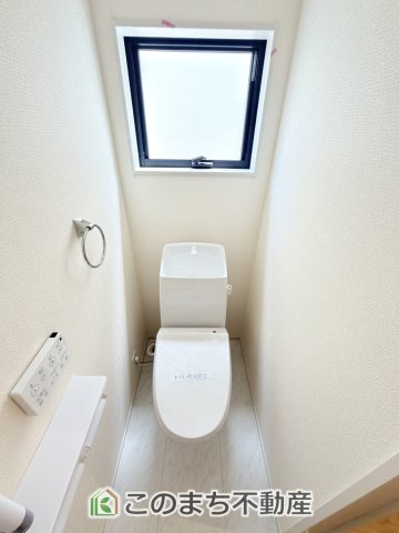LiveleGarden.S宇都宮市鶴田町第24のトイレ|小窓から換気ができて清潔なトイレスペース☆