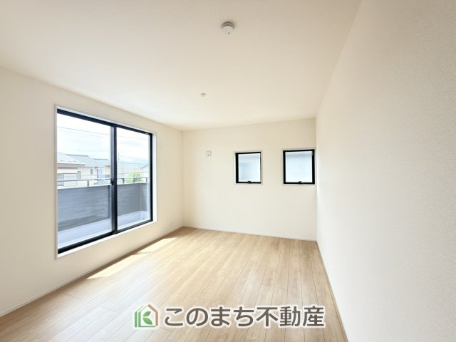 LiveleGarden.S宇都宮市鶴田町第24の洋室|お子様のお昼寝にも便利な洋室です。大きな窓から暖かな日差しが差し込みます♪