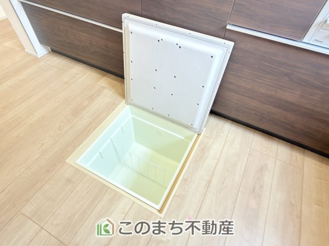 LiveleGarden.S宇都宮市鶴田町第24のキッチン|床下収納は意外と容量があり、日常のストックにも大活躍です♪